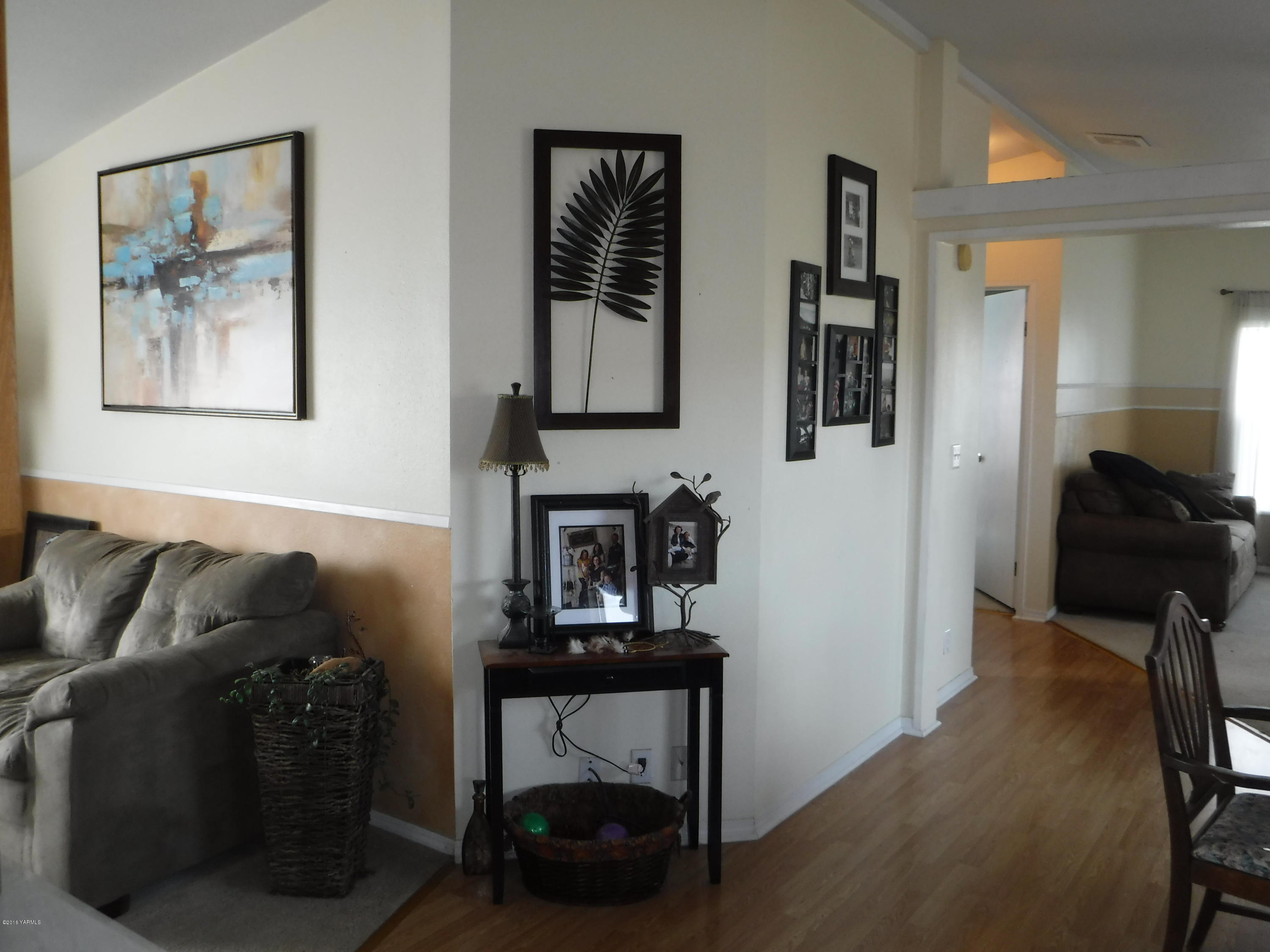 495 Burnham Road Yakima, WA 98908 - Photo 33 of 36 a living room with furniture and a lamp