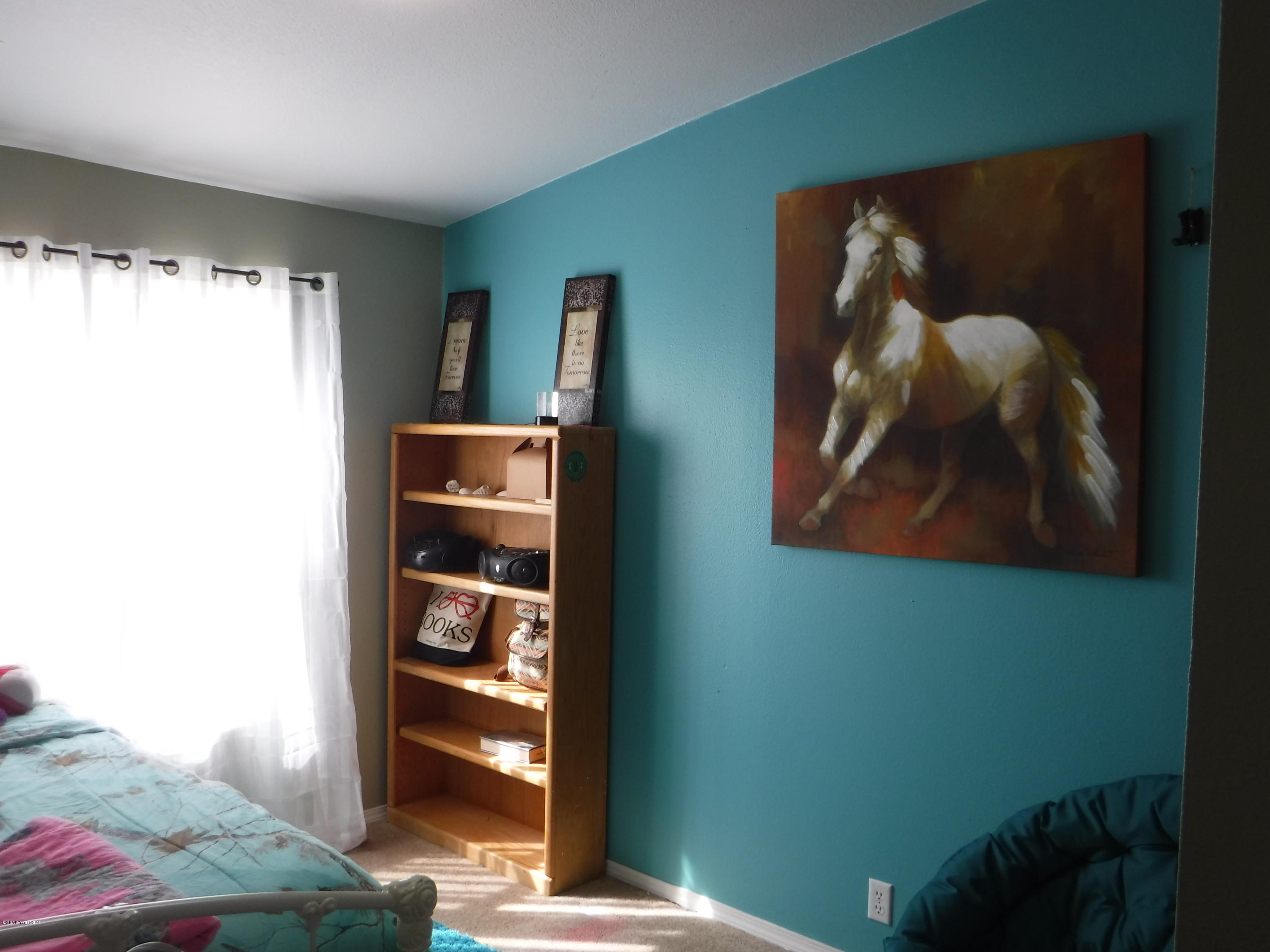 495 Burnham Road Yakima, WA 98908 - Photo 34 of 36 a bedroom with a bed and a window