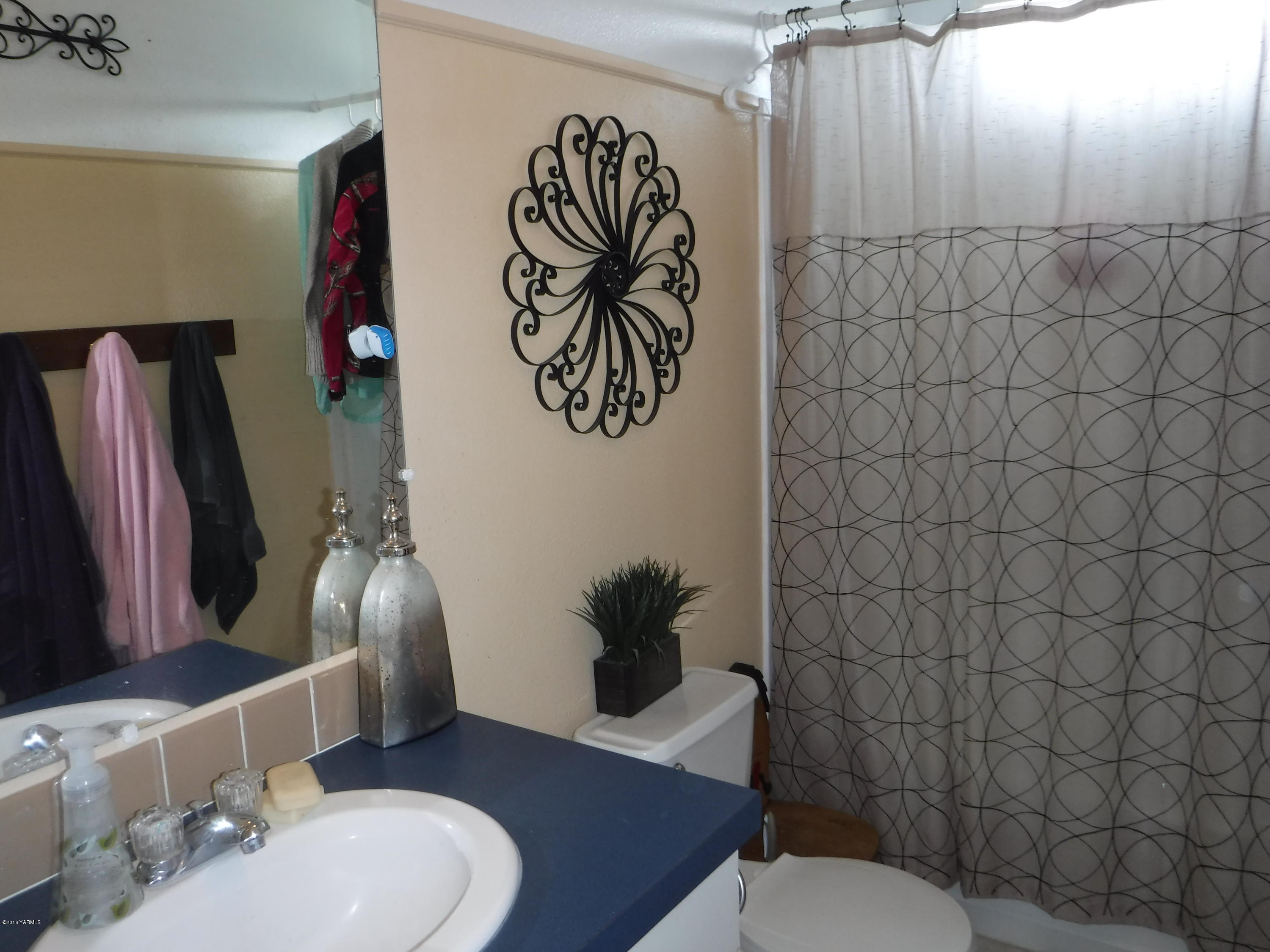 495 Burnham Road Yakima, WA 98908 - Photo 36 of 36 a bathroom with a toilet sink and mirror
