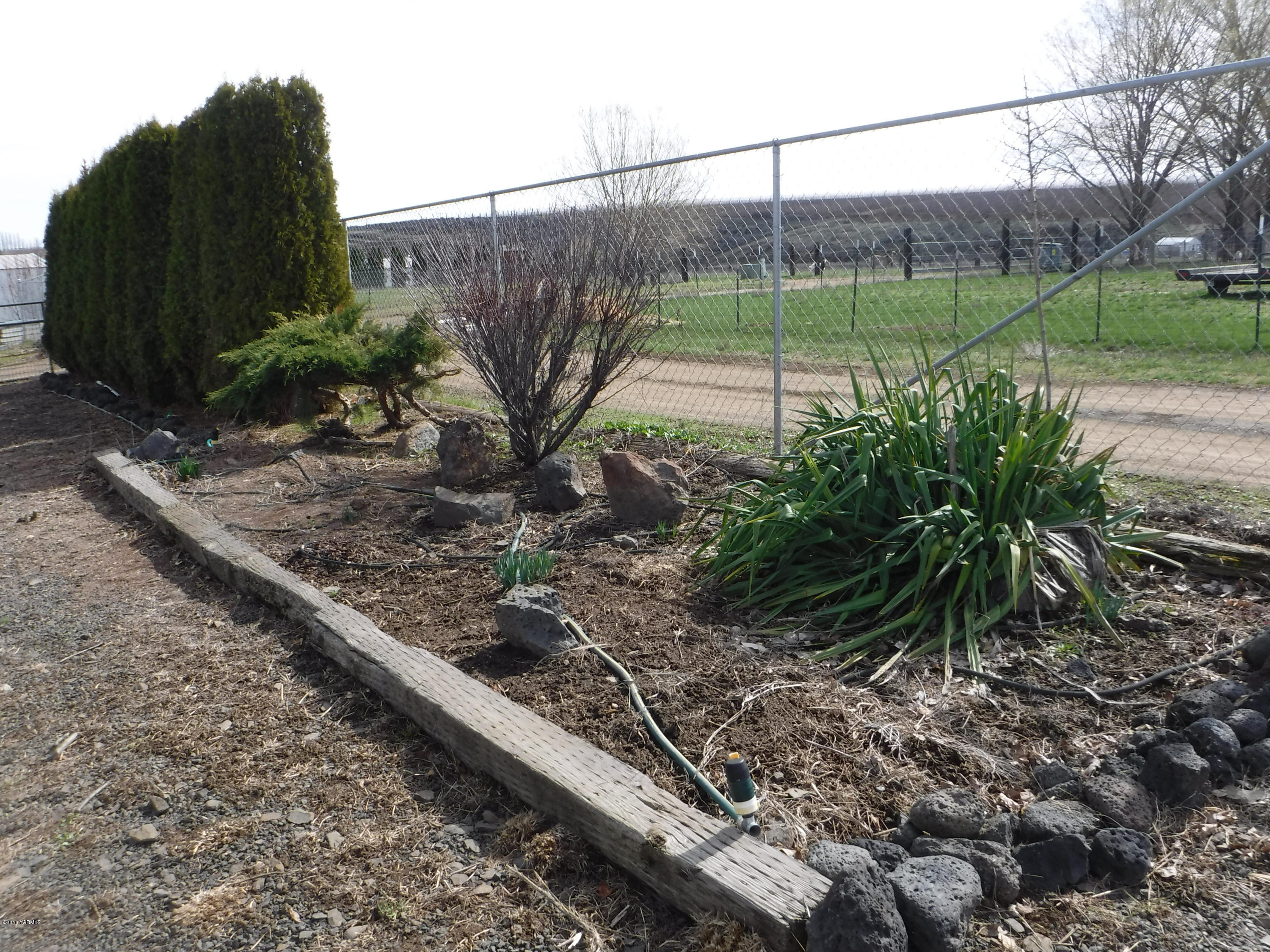 495 Burnham Road Yakima, WA 98908 - Photo 5 of 36 a view of a park