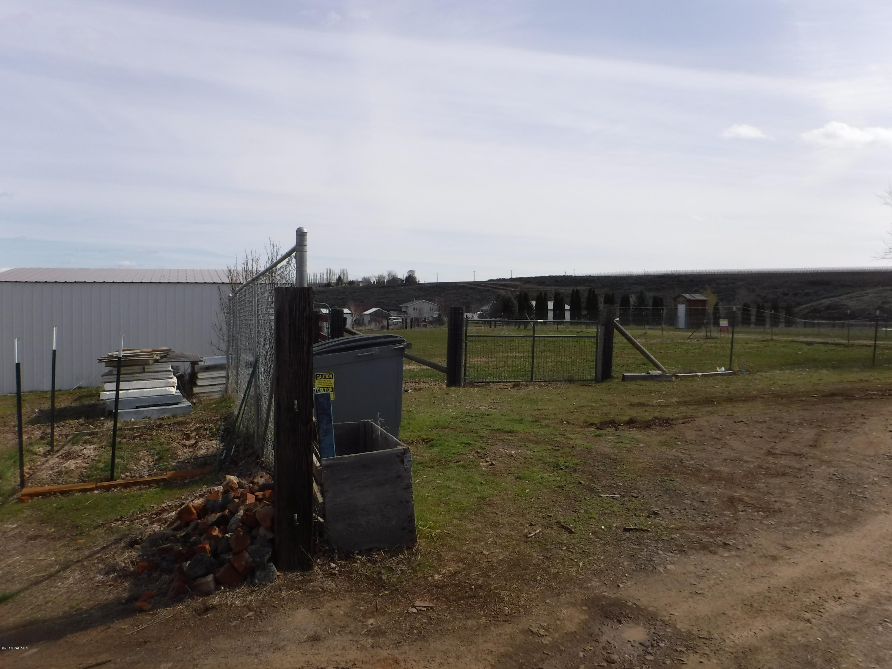 495 Burnham Road Yakima, WA 98908 - Photo 8 of 36 a view of a garden
