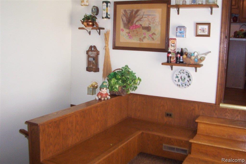 4175 Rural Street Waterford, MI 48329 - Photo 12 of 19 BREEZEWAY BENCHES