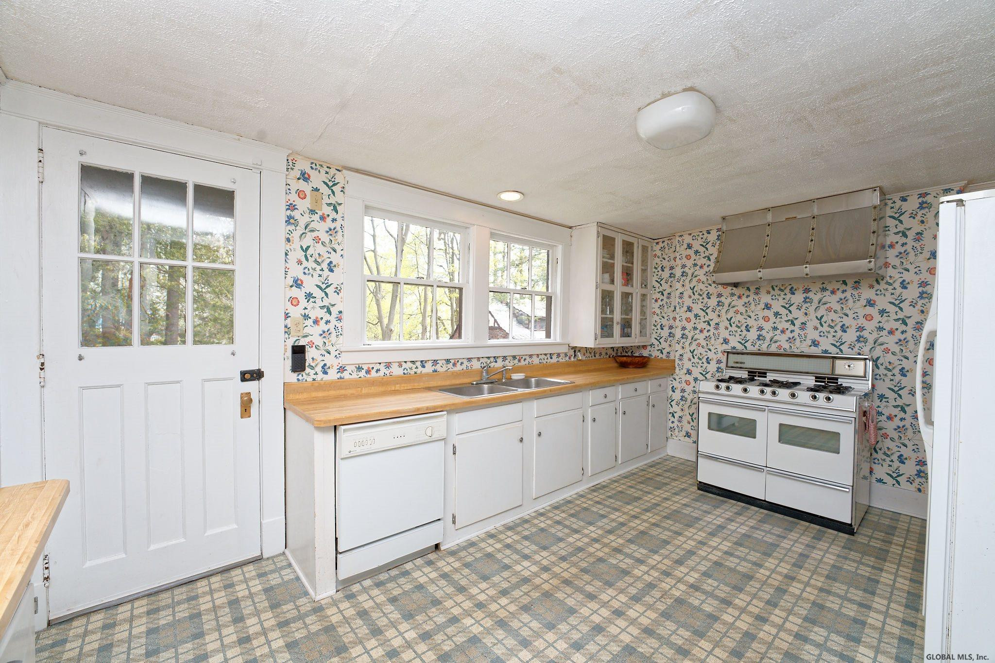 407 Loudon Road Colonie, NY 12211 - Photo 21 of 98 Photo 21