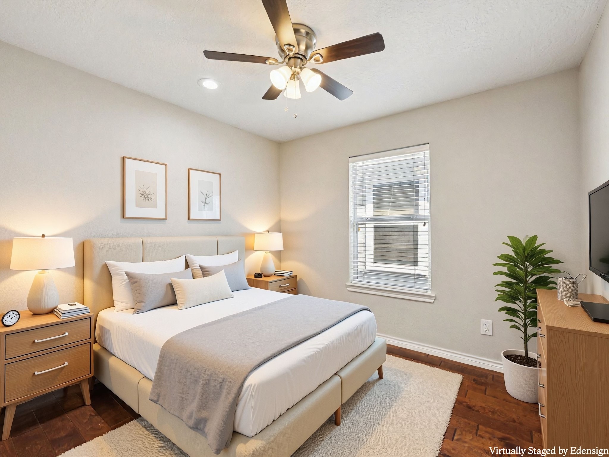 1405 Bailey Street Houston, TX 77019 - Photo 23 of 26 Bedroom 2 is also roomy.