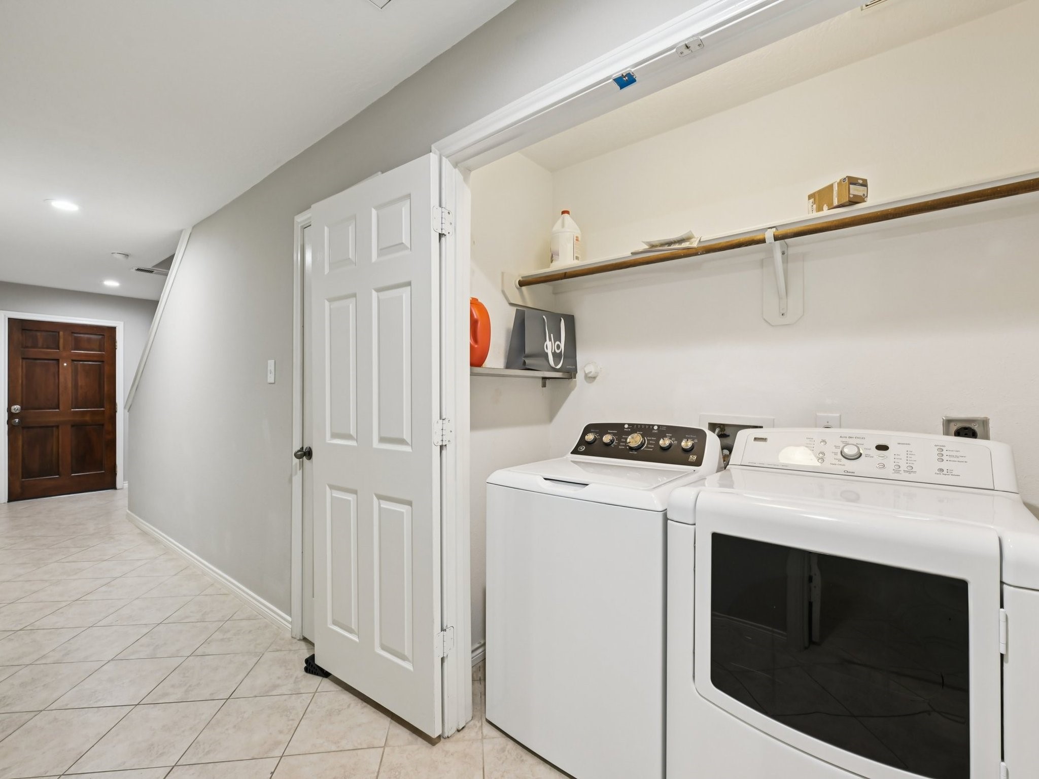 1405 Bailey Street Houston, TX 77019 - Photo 6 of 26 The washer and dryer stay with this property.