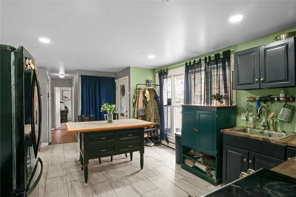 $325,000 | 1010 Warwick Avenue, Warwick, RI 02888