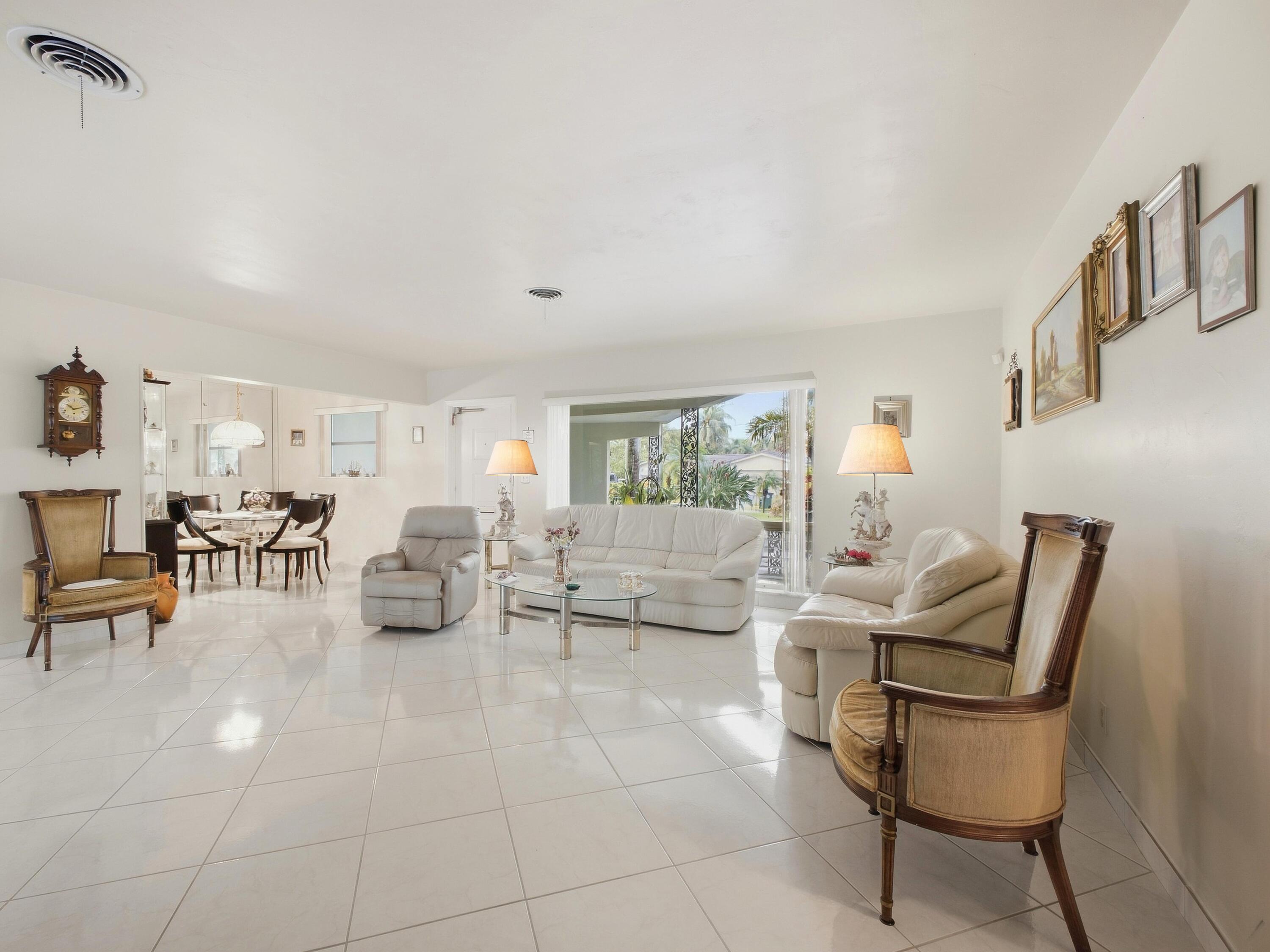 151 Southwest 8th Avenue Boca Raton, FL 33486 - Photo 8 of 39 Living