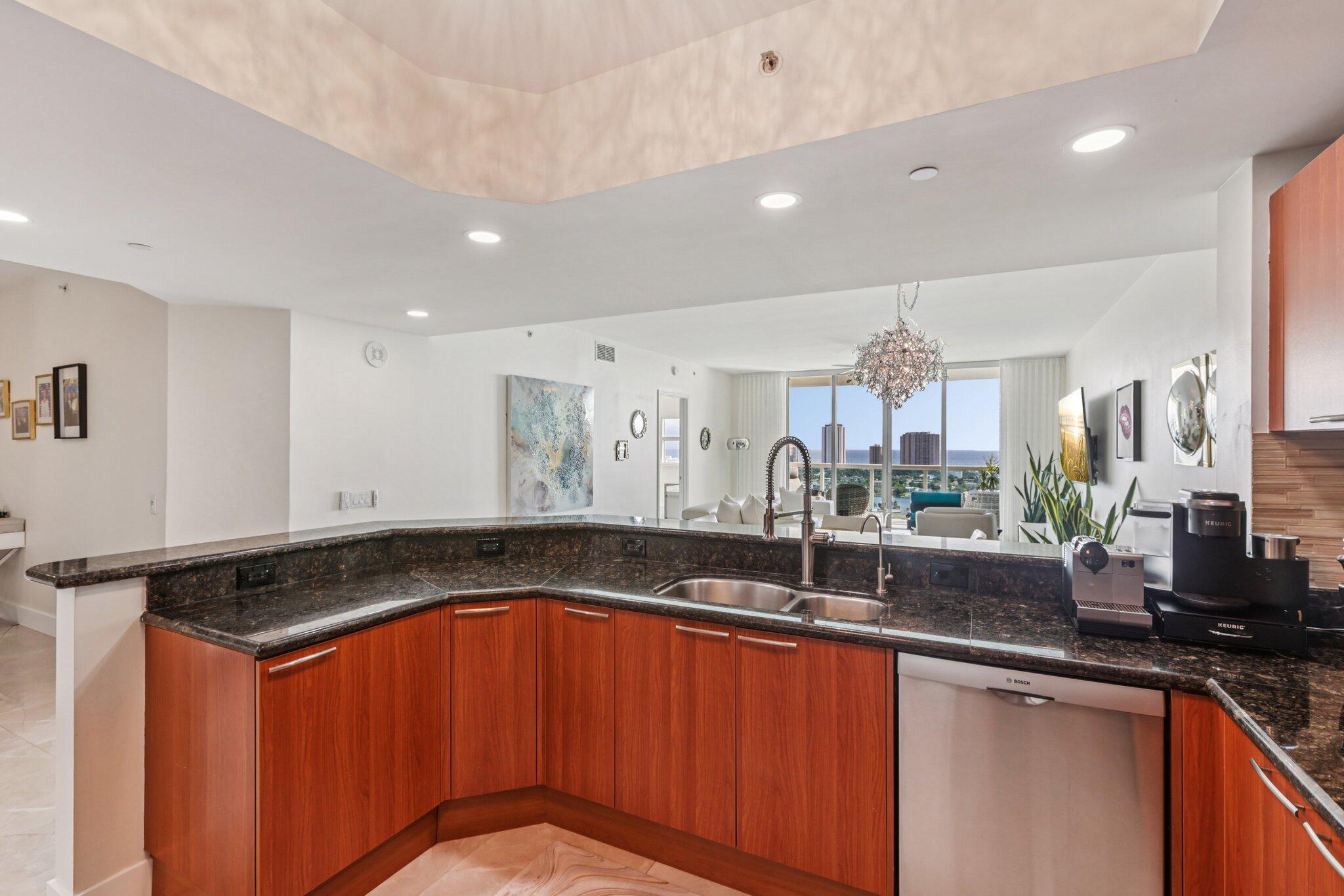 2640 Lake Shore Drive, Unit 2312 Riviera Beach, FL 33404 - Photo 13 of 61 18-web-or-mls-Lake Shore Dr 2312-S2210-0