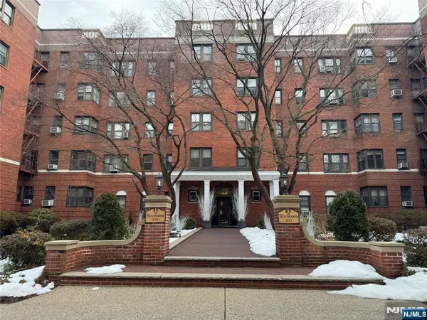 $2,400 | 100 Prospect Avenue, Unit 2L, Hackensack, NJ 07601