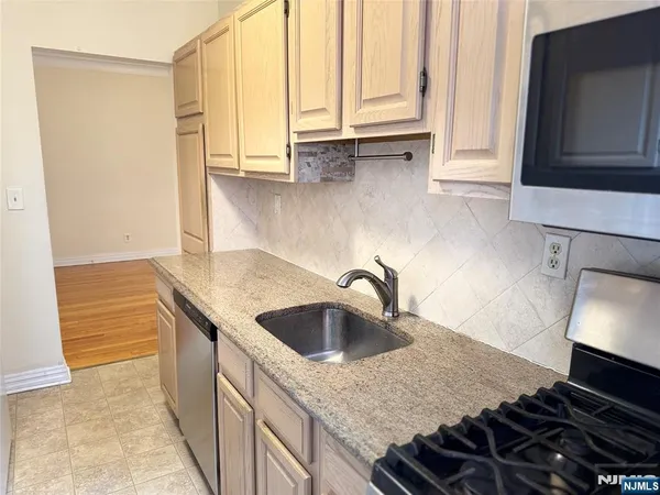 $2,400 | 100 Prospect Avenue, Unit 2L, Hackensack, NJ 07601