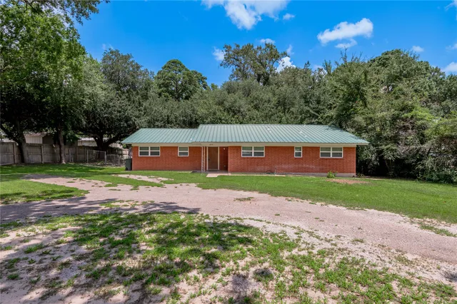 a view of yard with green space