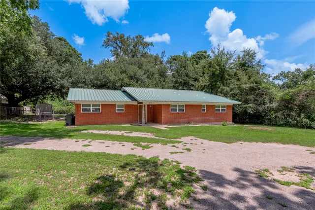 a view of a yard with barn house