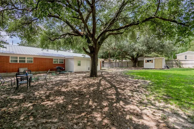 $1,800 | 604 Hayman Street, Huntsville, TX 77340