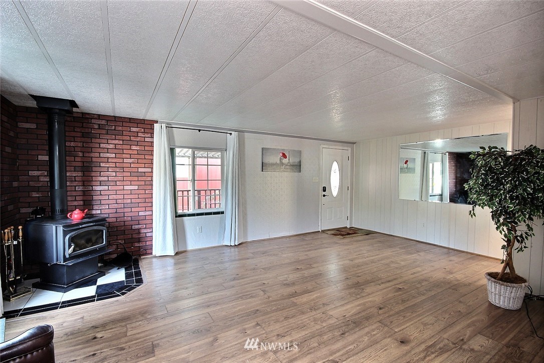 15263 Oak Drive Renton, WA 98058 - Photo 5 of 23 Gallery Image 5