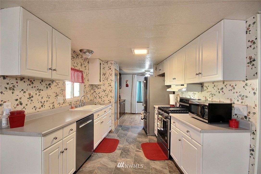 15263 Oak Drive Renton, WA 98058 - Photo 8 of 23 Gallery Image 8