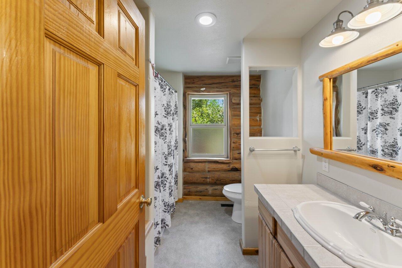 8095 Southwest Sand Ridge Road Terrebonne, OR 97760 - Photo 17 of 47 Hallway Full Bathroom