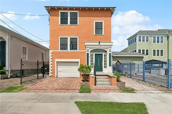 $2,400 | 4119 South Saratoga Street, Unit U, New Orleans, LA 70115