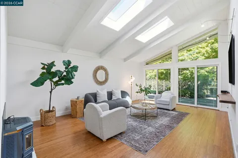 $2,095,000 | 260 Corliss Drive, Moraga, CA 94556