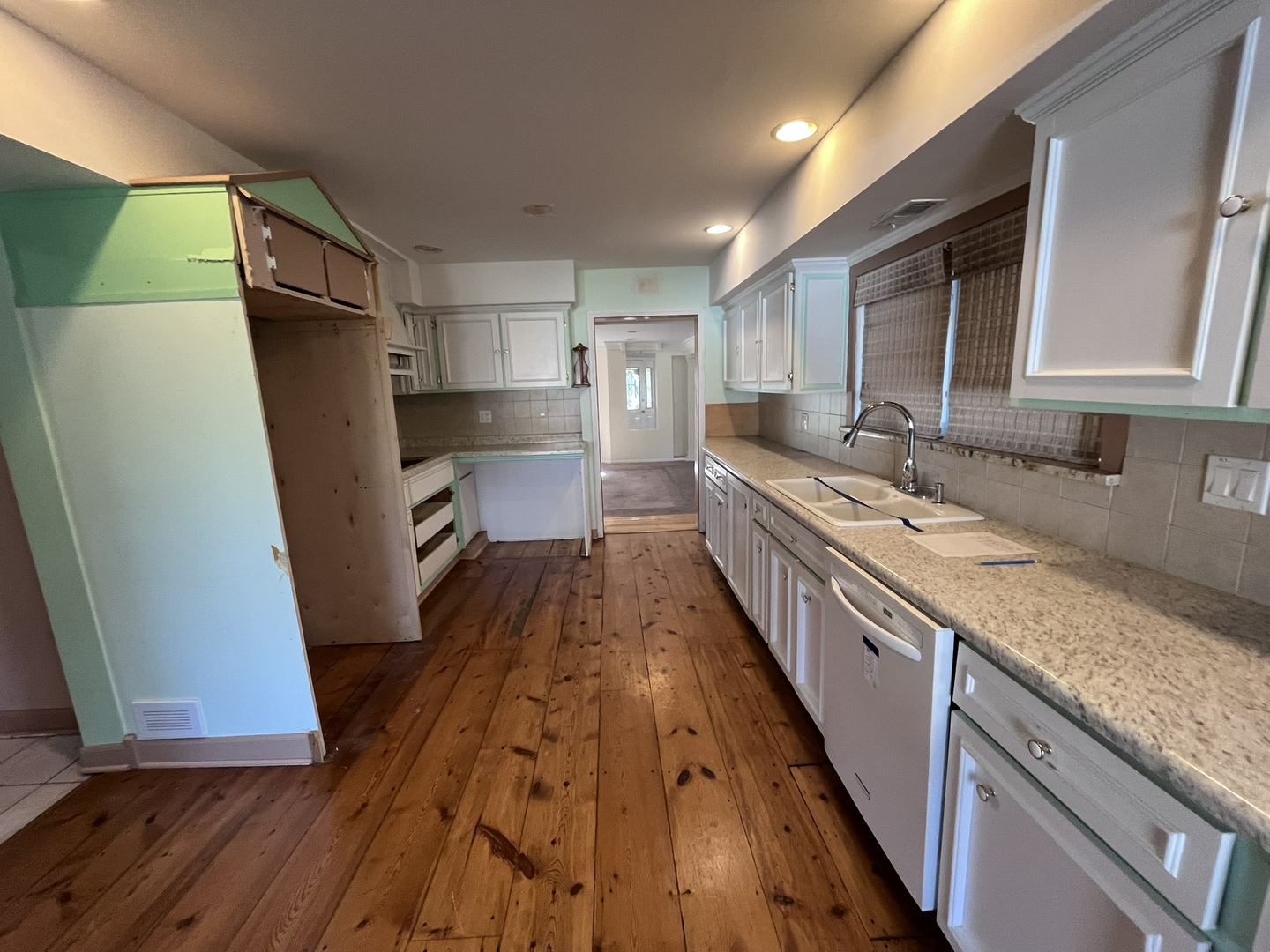1700 Forest Avenue Des Plaines, IL 60018 - Photo 13 of 20 a large kitchen with a sink and refrigerator