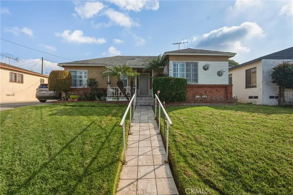 a view of a house with a yard