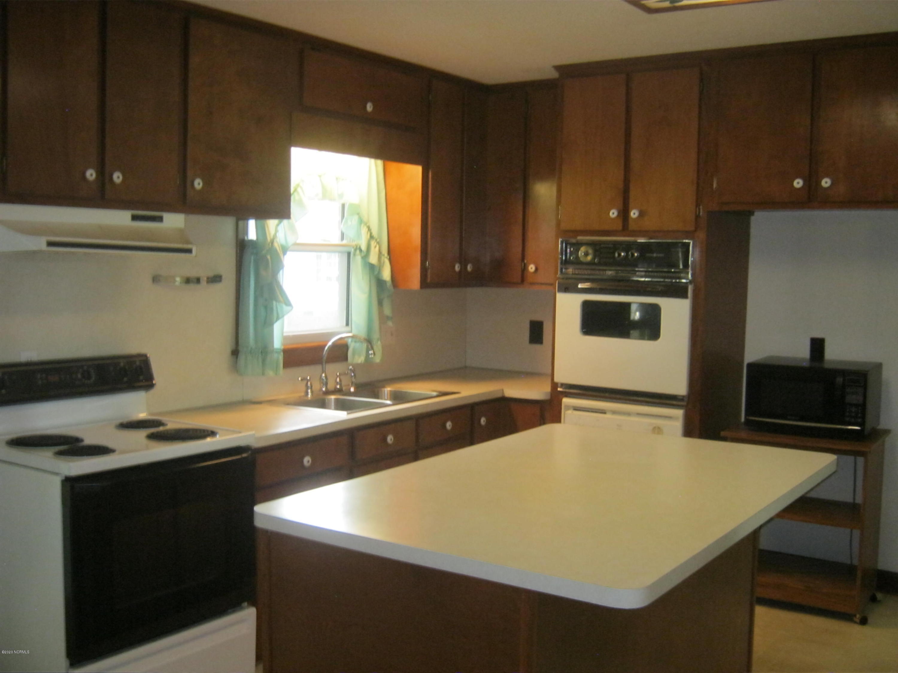 1076 Hopkins Road Williamston, NC 27892 - Photo 7 of 41 IMG_6175