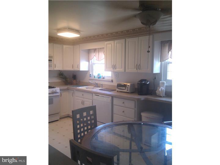 114 Ridgefield Road Philadelphia, PA 19154 - Photo 5 of 18 Kitchen