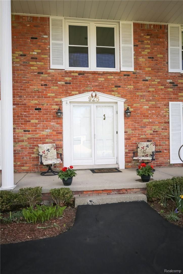 925 Bridgestone Drive Rochester, MI 48309 - Photo 6 of 54 IMG_2585.jpg