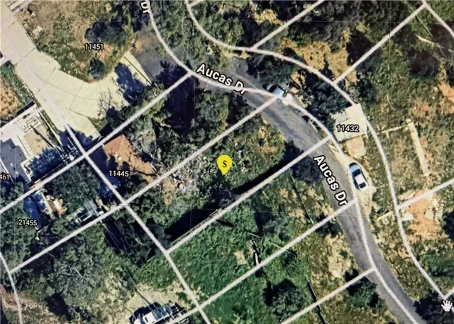 a view of a backyard of the house