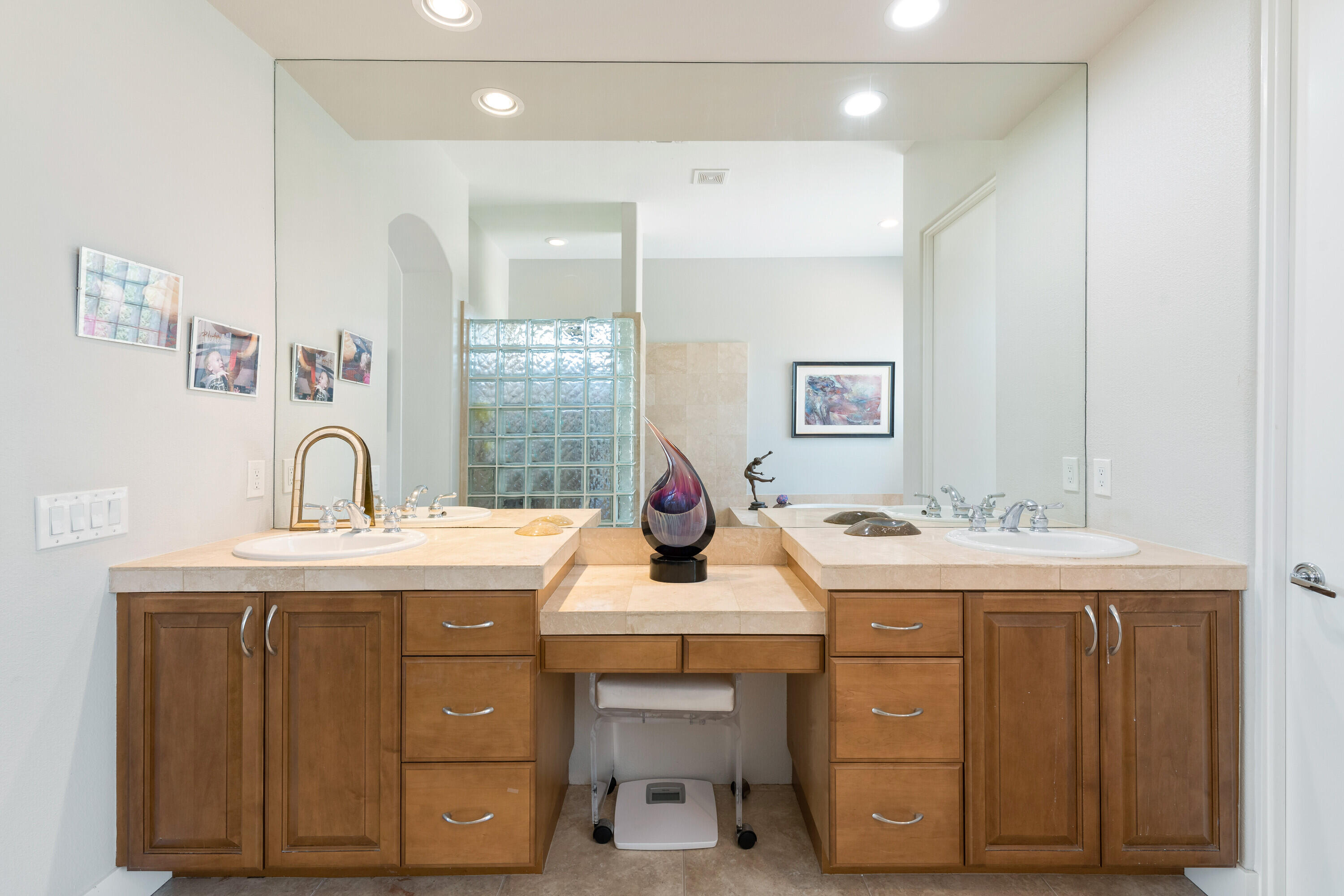 1 Varsity Circle Rancho Mirage, CA 92270 - Photo 27 of 50 Dual vanities