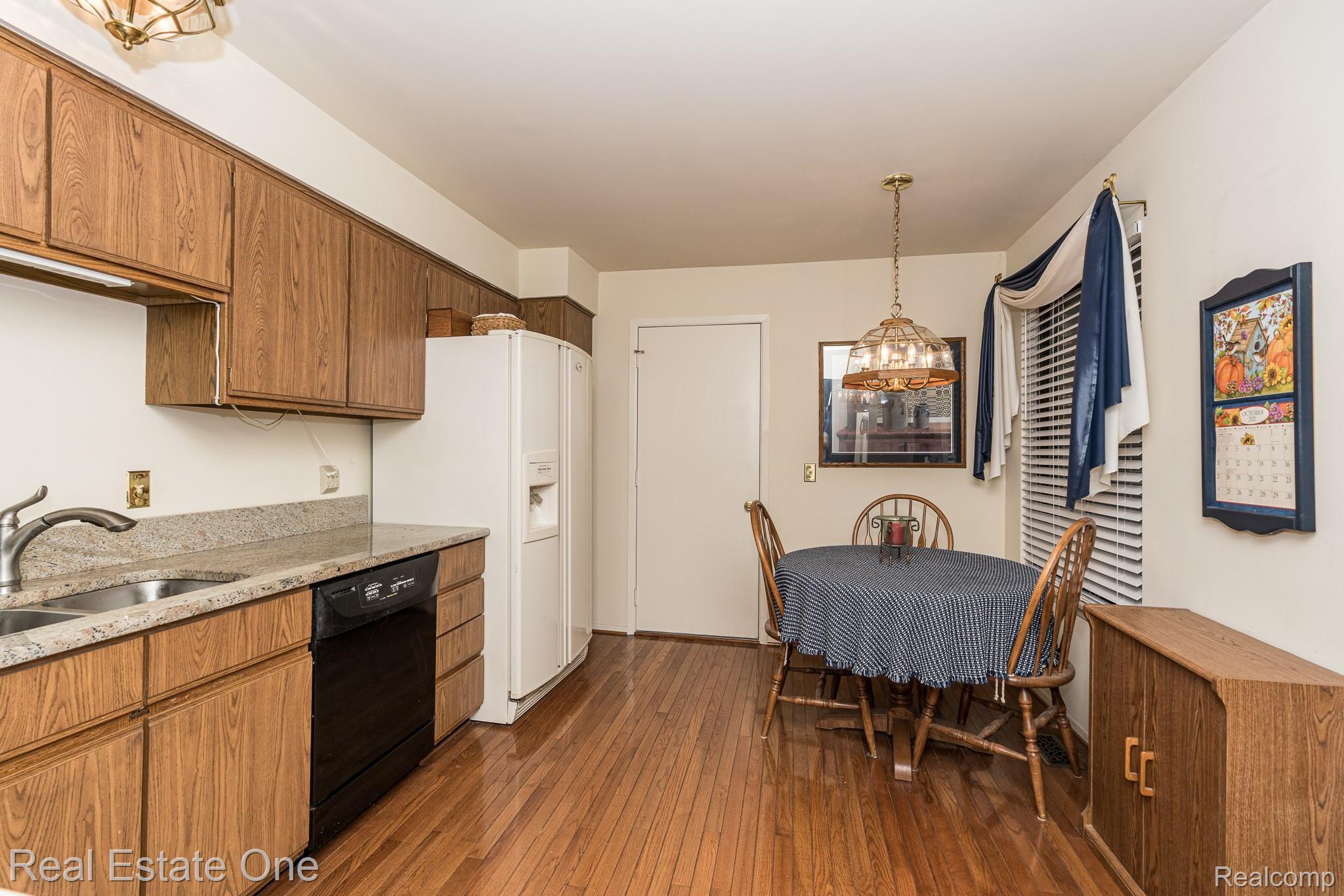 627 Tennyson Rochester, MI 48307 - Photo 5 of 25 Kitchen eating area, door to the garage.