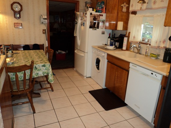 52 William Road Holbrook, MA 02343 - Photo 5 of 11 Gallery Image 5