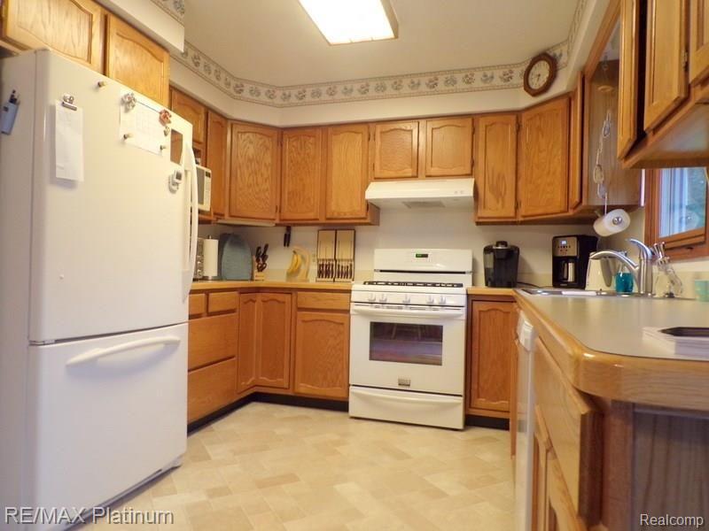 5132 North Latson Road Howell, MI 48855 - Photo 3 of 27 Kitchen