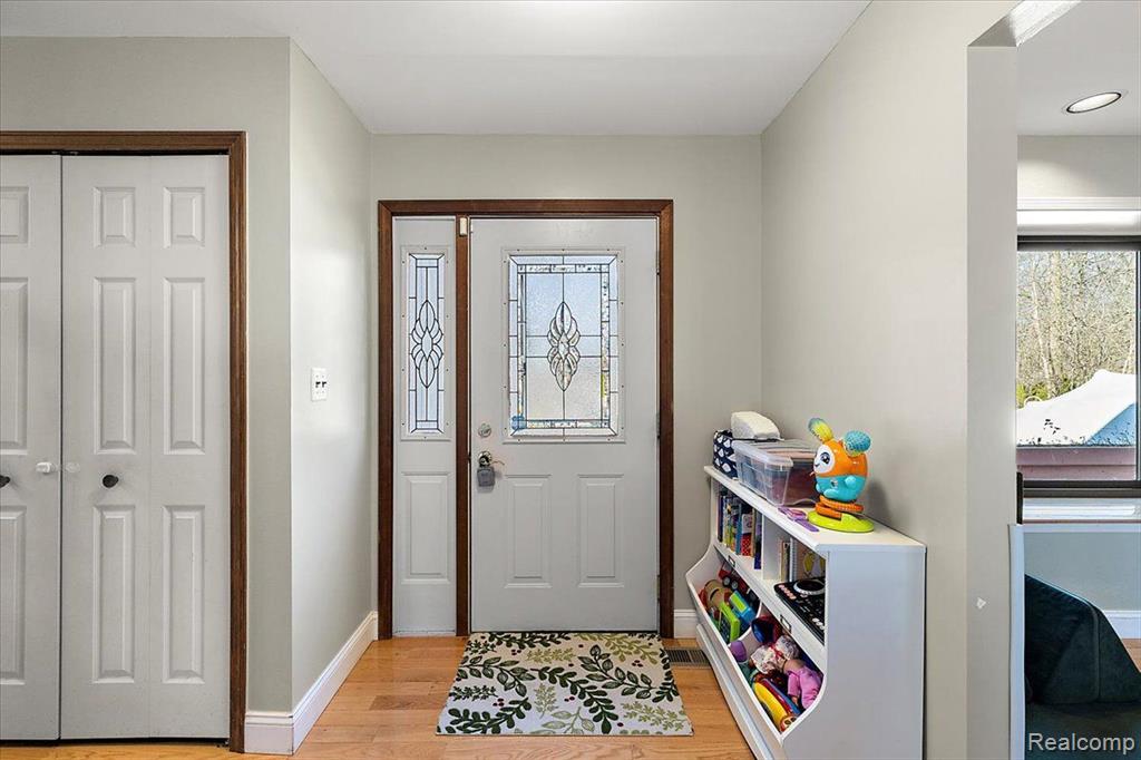 5621 Sally Road Clarkston, MI 48348 - Photo 3 of 76