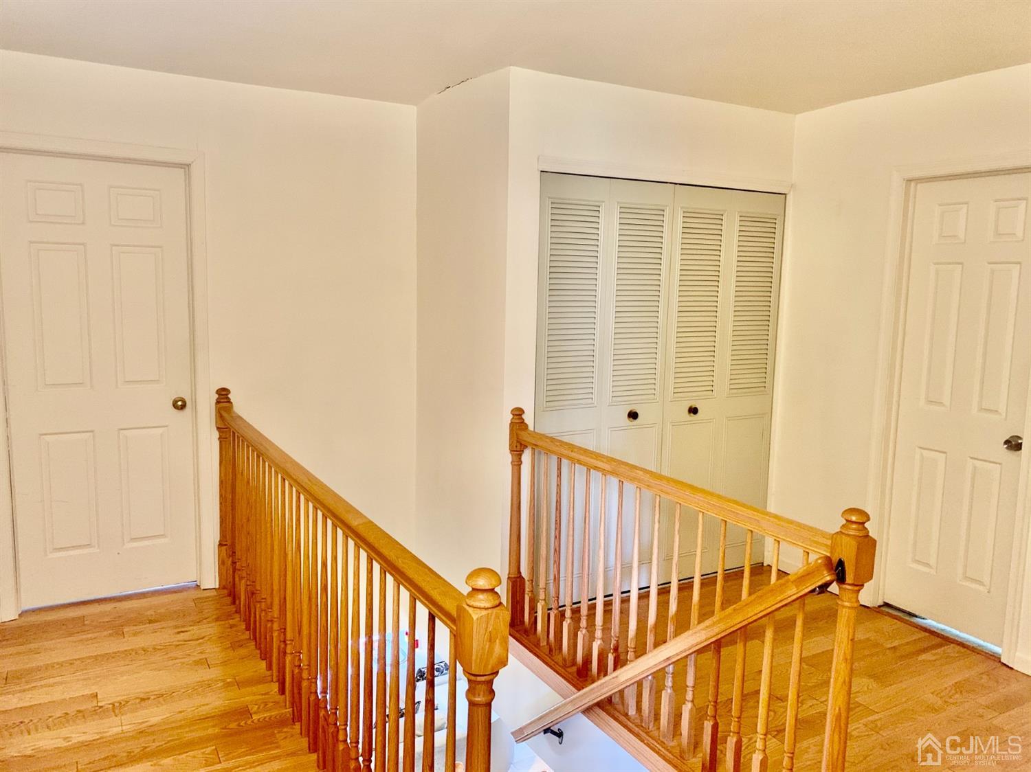 1001 Timber Oaks Road, Unit 1001 Edison, NJ 08820 - Photo 22 of 25 a view of a hallway with wooden floor and staircase