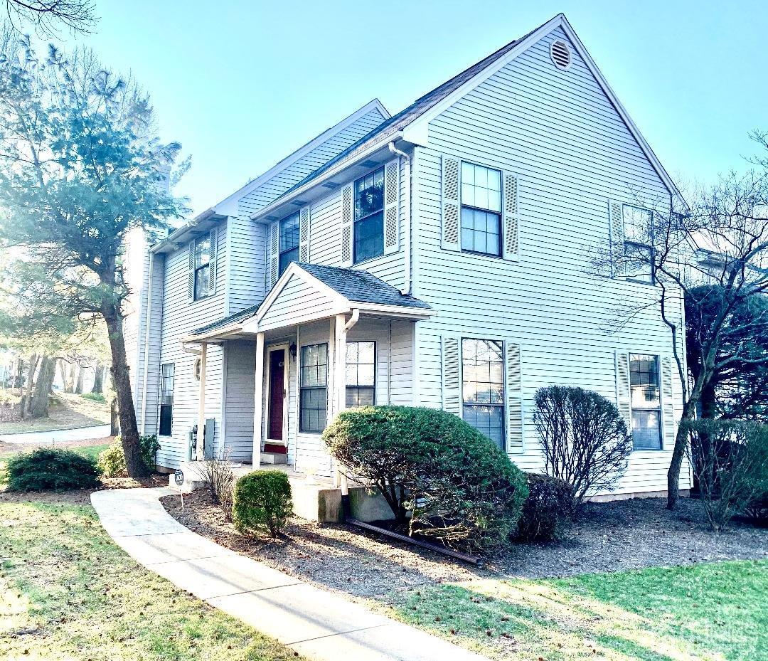 1001 Timber Oaks Road, Unit 1001 Edison, NJ 08820 - Photo 5 of 25 a front view of a house with garden