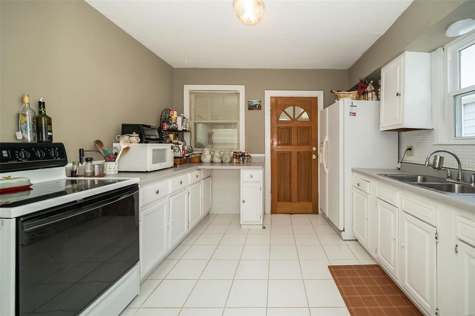 8917 Shawnee Lane St. Louis, MO 63114 - Photo 9 of 24