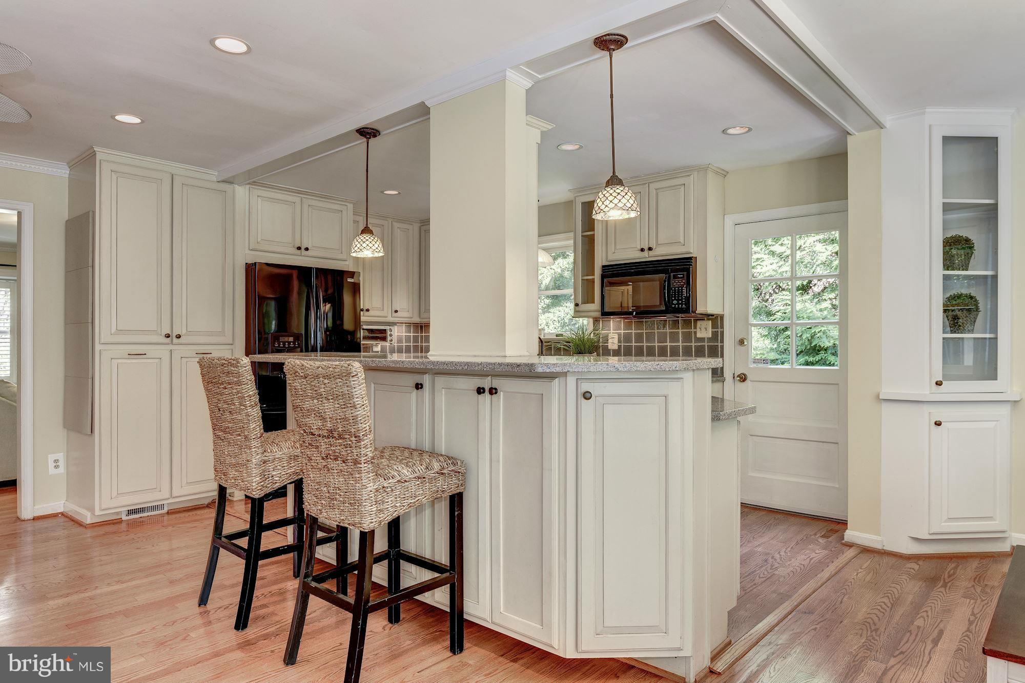 8807 Walnut Hill Road Chevy Chase, MD 20815 - Photo 4 of 21 breakfast bar for 2-4
