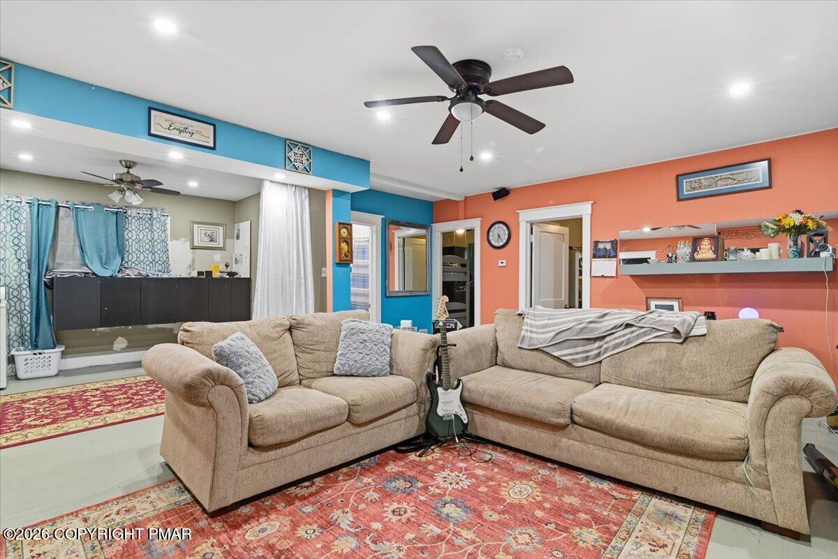 122 Cross Road Saylorsburg, PA 18353 - Photo 5 of 38 Living Room