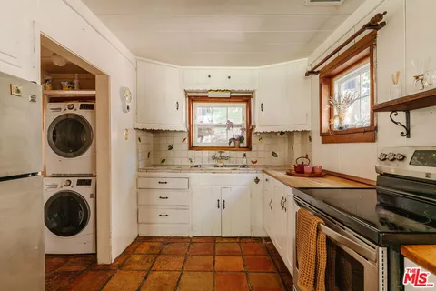 $1,100,000 | 437 Short Trail, Topanga, CA 90290