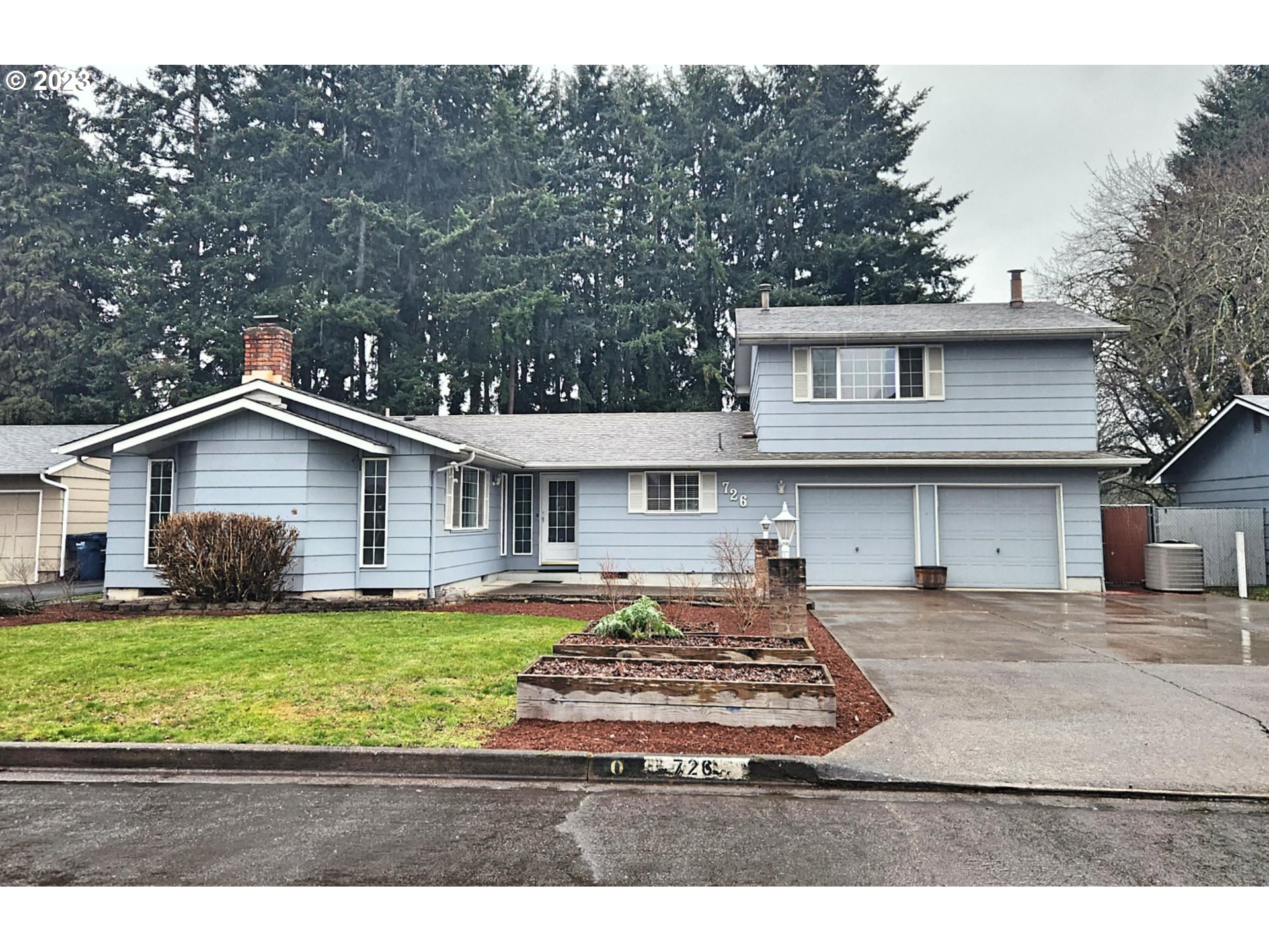 726 Rayner Avenue Springfield, OR 97477 - Photo 1 of 19 a view of a yard in front of house