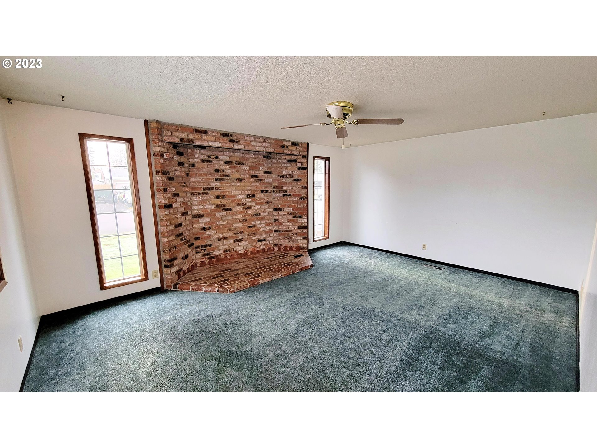 726 Rayner Avenue Springfield, OR 97477 - Photo 4 of 19 a view of an empty room with windows