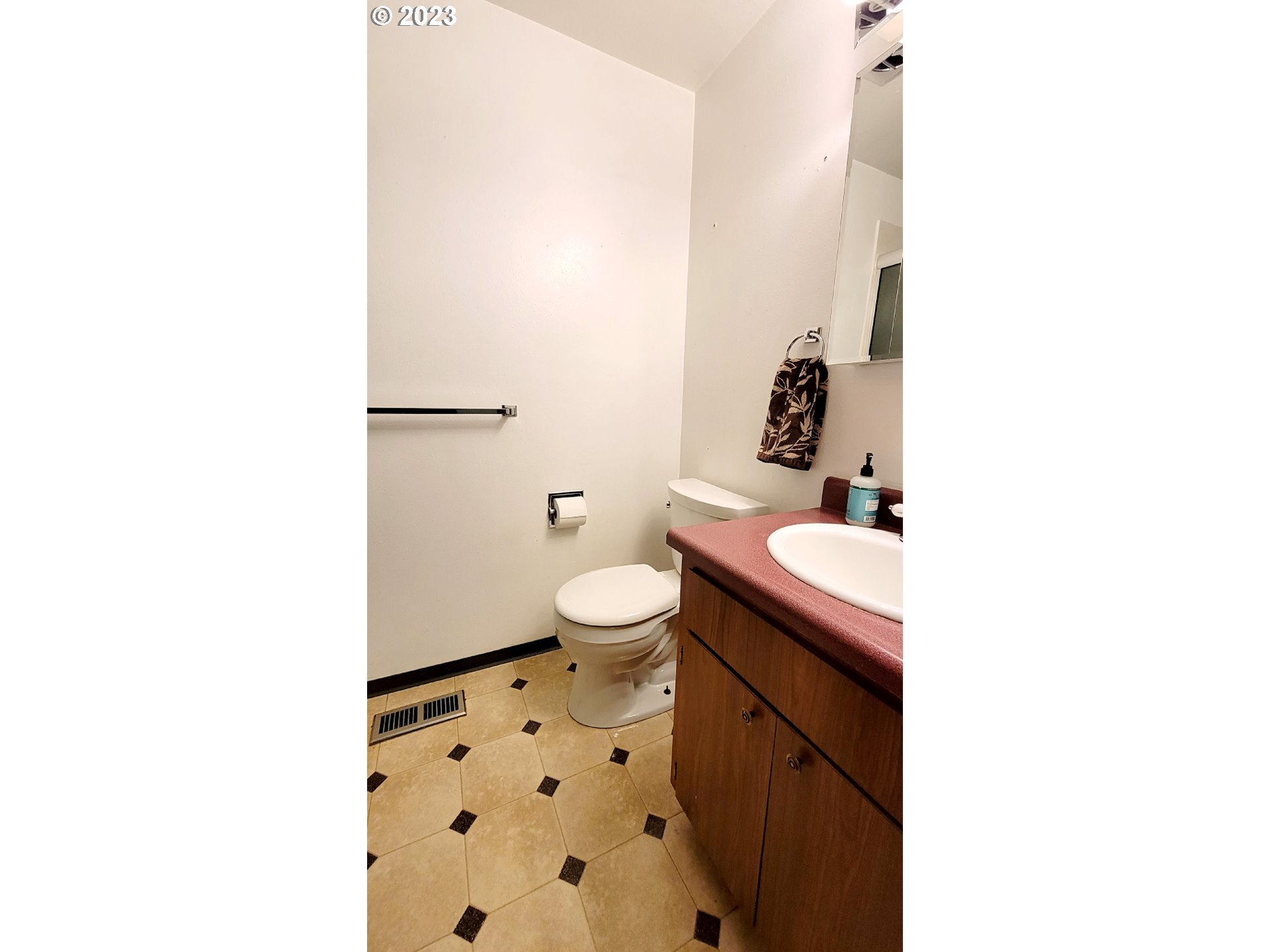 726 Rayner Avenue Springfield, OR 97477 - Photo 9 of 19 a bathroom with a sink a toilet and shower