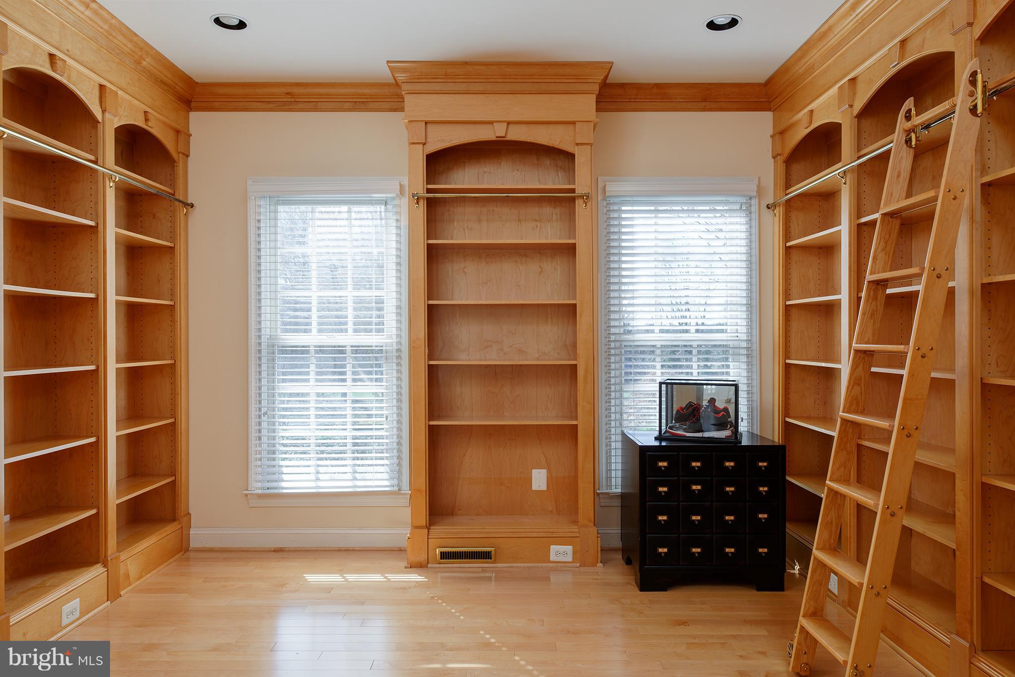 10316 Forest Maple Road Vienna, VA 22182 - Photo 11 of 30 Library