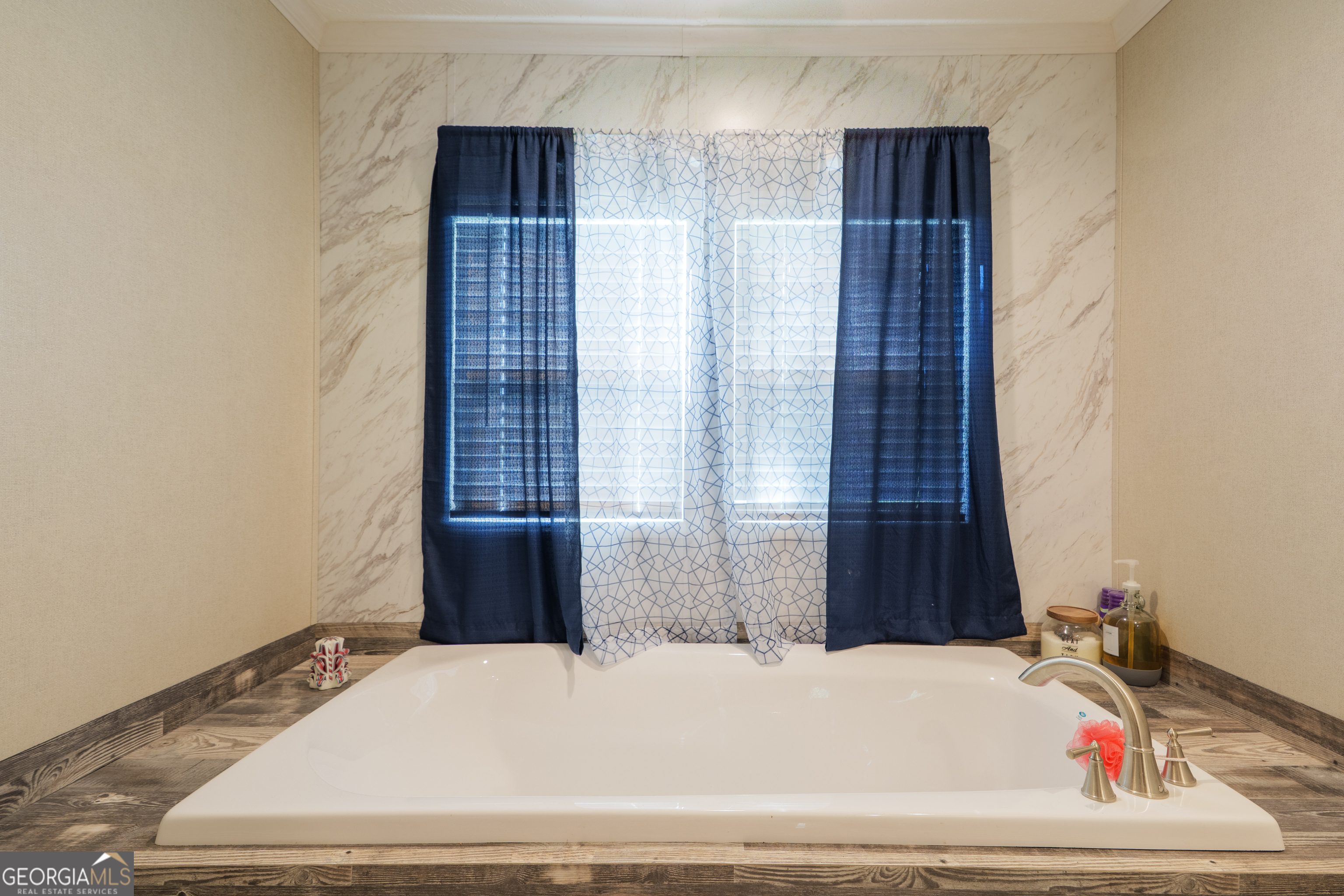 6054 Glenn Road Valdosta, GA 31606 - Photo 19 of 41 a bathroom with a bathtub and shower
