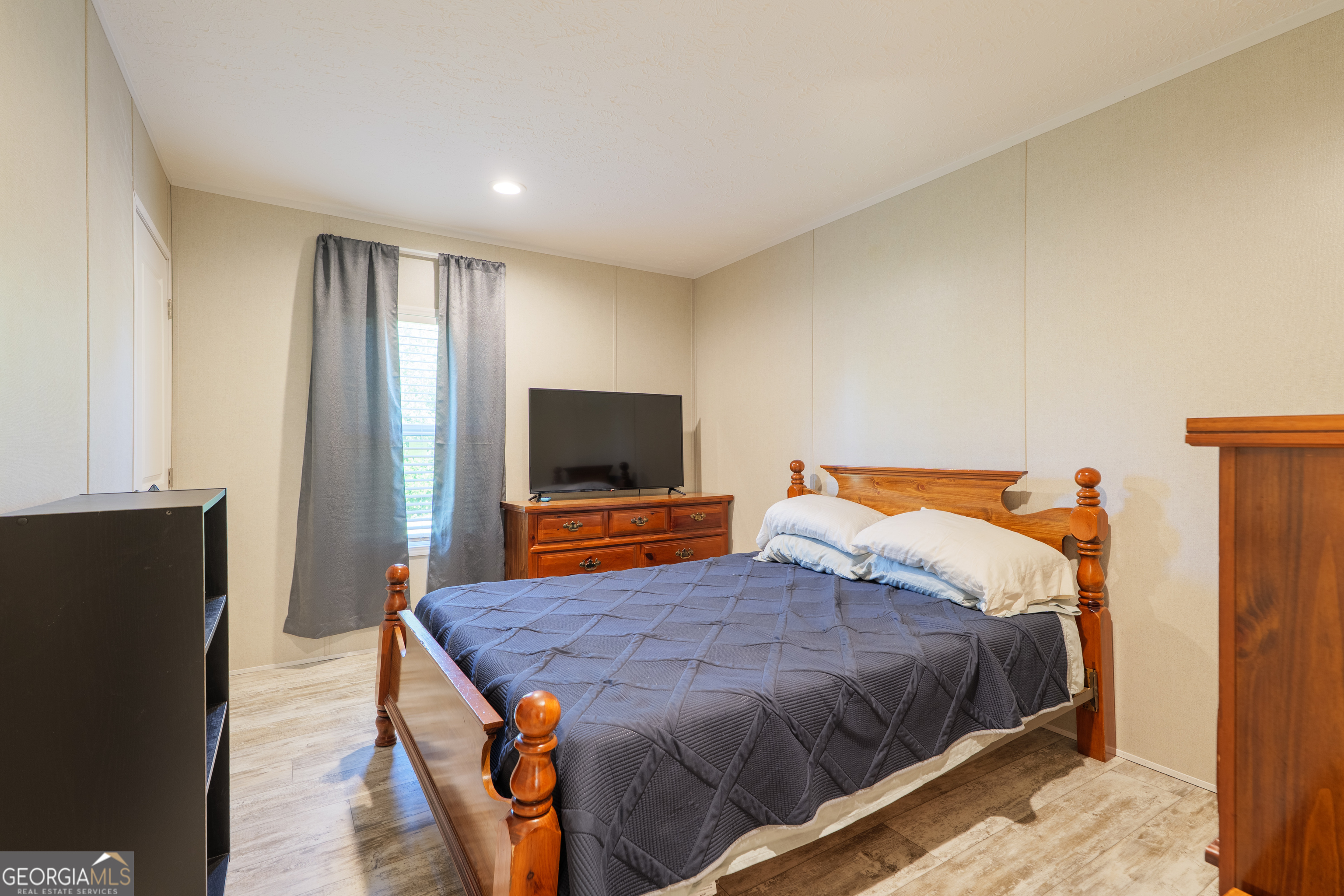 6054 Glenn Road Valdosta, GA 31606 - Photo 24 of 41 a bedroom with a bed and a flat screen tv