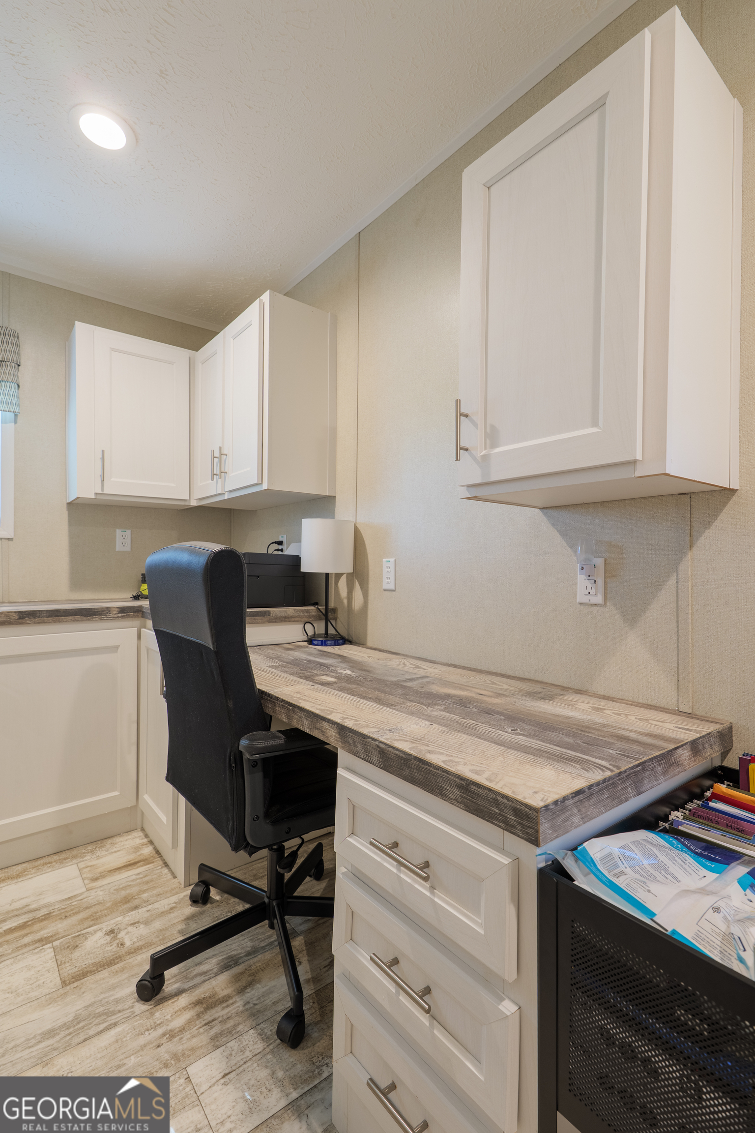 6054 Glenn Road Valdosta, GA 31606 - Photo 28 of 41 a view of a workspace with furniture