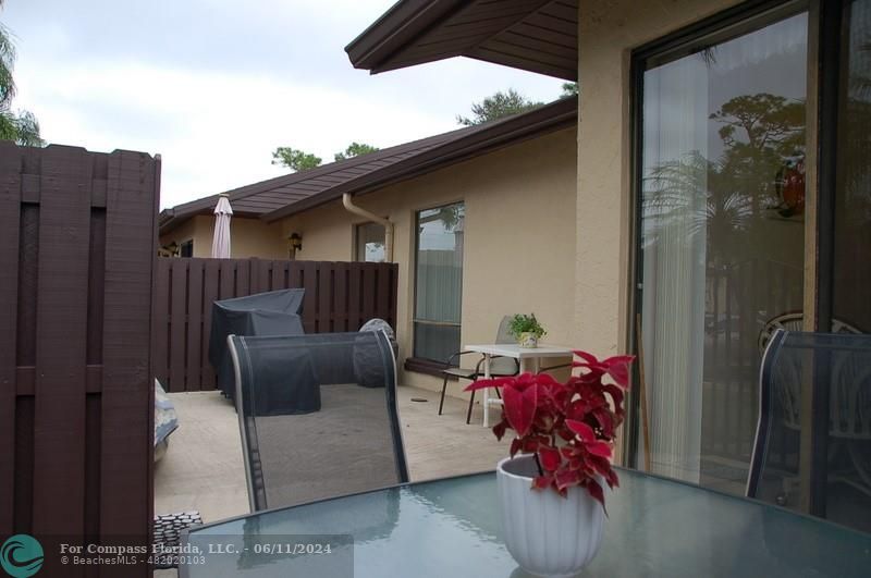 448 Pine Glen Lane, Unit E Greenacres, FL 33463 - Photo 20 of 35 a backyard of a house with seating space