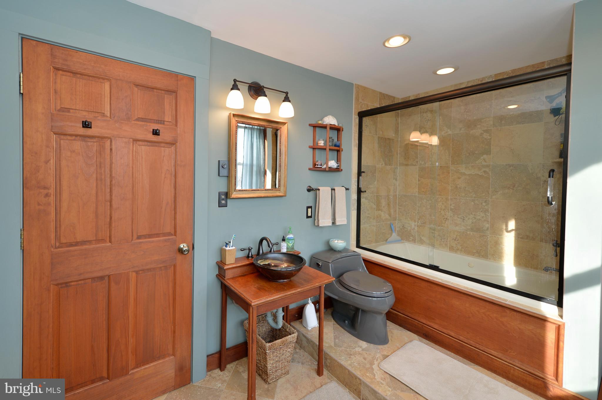 34973 Sunny Ridge Road Round Hill, VA 20141 - Photo 35 of 52 Upper level log cabin full bath view 2
