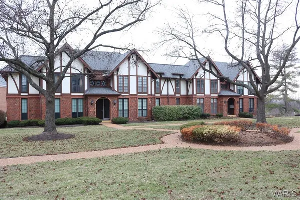 $169,900 | 927 Claytonbrook Drive, Unit 3, Ballwin, MO 63011