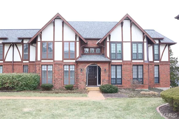$169,900 | 927 Claytonbrook Drive, Unit 3, Ballwin, MO 63011